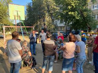 Вячеслав Тарасов провел встречу с жителями дома по улице Черниговской